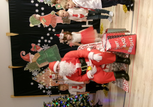 Na zdjęciu widać Mikołaja, który przybył do naszych przedszkolaków z ogromnymi prezentami.