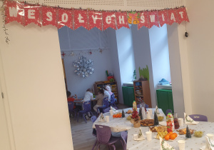 Na zdjęciu widać stoły ze słodkim poczęstunkiem dla dzieci.