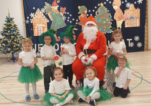 Na zdjęciu widać dzieci z grupy Motylków w towarzystwie Mikołaja.