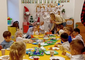 Na zdjęciu widać dzieci, które wykonują prace plastyczne.