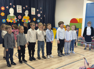 Dzień Babci i Dziadka w grupie Biedronek - dzieci stoją i recytują wiersz dla Babci i Dziadka.