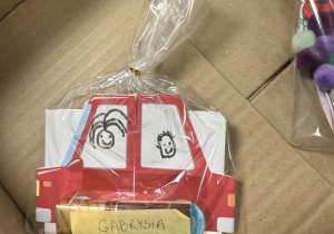 Na zdjęciu widoczna jest praca plastyczna dla Dziadka, którą wykonała dziewczynka z grupy Biedronek.