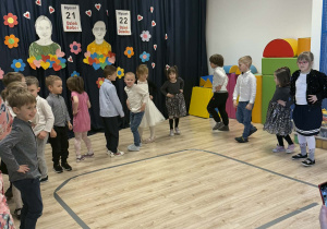Na zdjęciu widać dzieci z najstarszej grupy, które tańczą dla swoich ukochanych Babć i Dziadków.