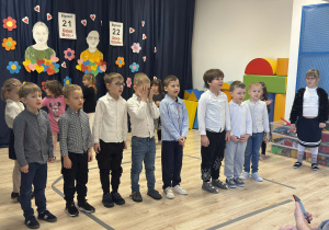 Na zdjęciu widoczne są dzieci z grupy Biedronek, które recytują wiersz dla swoich Dziadków