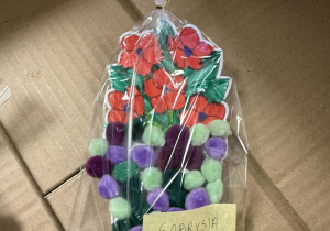 Na zdjęciu jest praca plastyczna dla Babci, wykonana przez dziecko z grupy IV - kwiaty w wazonie.