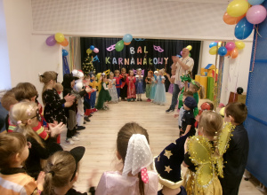 Na zdjęciu widać dzieci stojące w kole, przebrane w różne stroje.