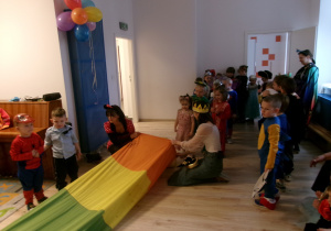 Dzieci przebrane w stroje czekają w kolejce, aby wejść do tunelu animacyjnego.