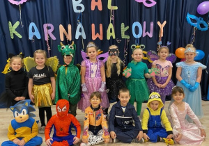 Dzieci z grupy Motylków pozują do zdjęcia w przebranaich.