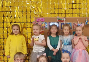 Dzieci z grupy Sówek pozują do zdjęcia w przebraniach.