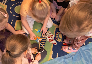 Dziewczynki łowią rybki.