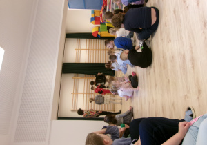 Na zdjęciu widoczni są Prowadzący koncert muzyczny oraz dzieci ze wszystkich grup przedszkolnych. Chłopiec z najstarszej grupy wraz Panem grają na akordeonie.