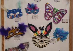 Na zdjęciu widać wystawę konkursowych masek.