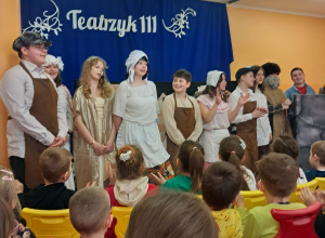 Na zdjęciu widać uczniów szkoły podstawowej występujących w przedstawieniu.
