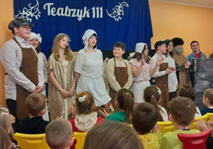 Na zdjęciu widać wszytskich uczniów występujących w przedstawieniu.