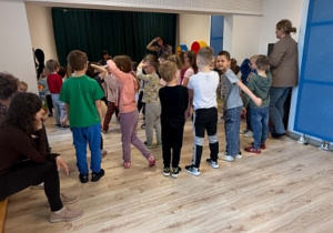 Na zdjęciu widać Panią prowadzącą warsztaty, Panie nauczycielki oraz dzieci, które aktywnie biorą udział w majowej audycji muzycznej. Dzieci wspólnie z Panią Prowadzącą wcielają się w piratów.