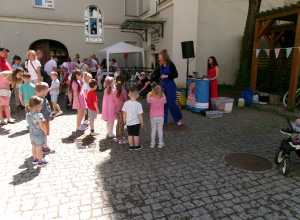 Na zdjęciu widoczne są Panie Animatorki z Krainy Gagatka, dzieci oraz ich rodzice. Dzieci wraz z Animatorkami wspólnie się bawią.