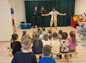 Piłkarze z Łódzkiego Klubu Sportowego oraz dzieci z naszego przedszkola