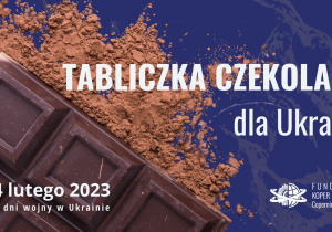 Plakat informujący o akcji "Tabliczka czekolady dla Ukrainy". Na plakacie jest napisane: Tabliczka czekolady dla Ukrainy. 24 lutego 2023. 365 dni wojny w Ukrainie. Fundacja Koper pomaga.