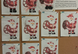Tablica z pracami dzieci. Karty pracy z Mikołajem. Dzieci pokolorowaławły poste koła kredkami