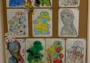 Tablica z pracami dzieci - pokolorowane kredkami świecowymi kolorowanki przedstawiające postacie z bajek, np. Minionki.