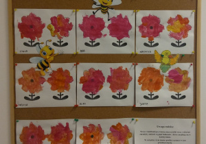 Tablica z pracami dzieci. 11 prac przedstawiających pomalowane farbami kontury kwiatów. Na każdej kartce są dwa kontury kwiatów,