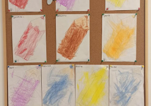 Tablica z pracami dzieci - 10 kolorowanek dużej kredki.