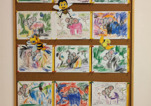 Tablica z pracami dzieci. 12 kolorowanek przedstawiających słonia.