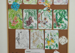 Tablica z pracami dzieci. 12 kolorowanek przedstawiających małpę jedzącą banana na drzewie.