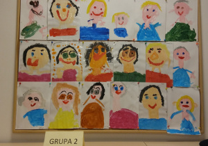 Tablica z pracami dzieci - namalowane farbami portrety babci/dziadka.