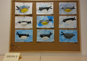 9 prac przedstawiających ptaki - sikorki oraz sroki. Prace wykonane przy użyciu połowy papierowego talerzyka oraz farb.