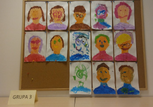 Na tablicy z pracami dzieci zostało powieszonych 13 prac przedstawiających portrety babci/dziadka. Prace zostały namalowane farbami.