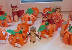 Prace dzieci. Wykonane z papieru przestrzenne dynie oraz przestrzenne zwierzęta wykonane z użyciem rolki papieru.